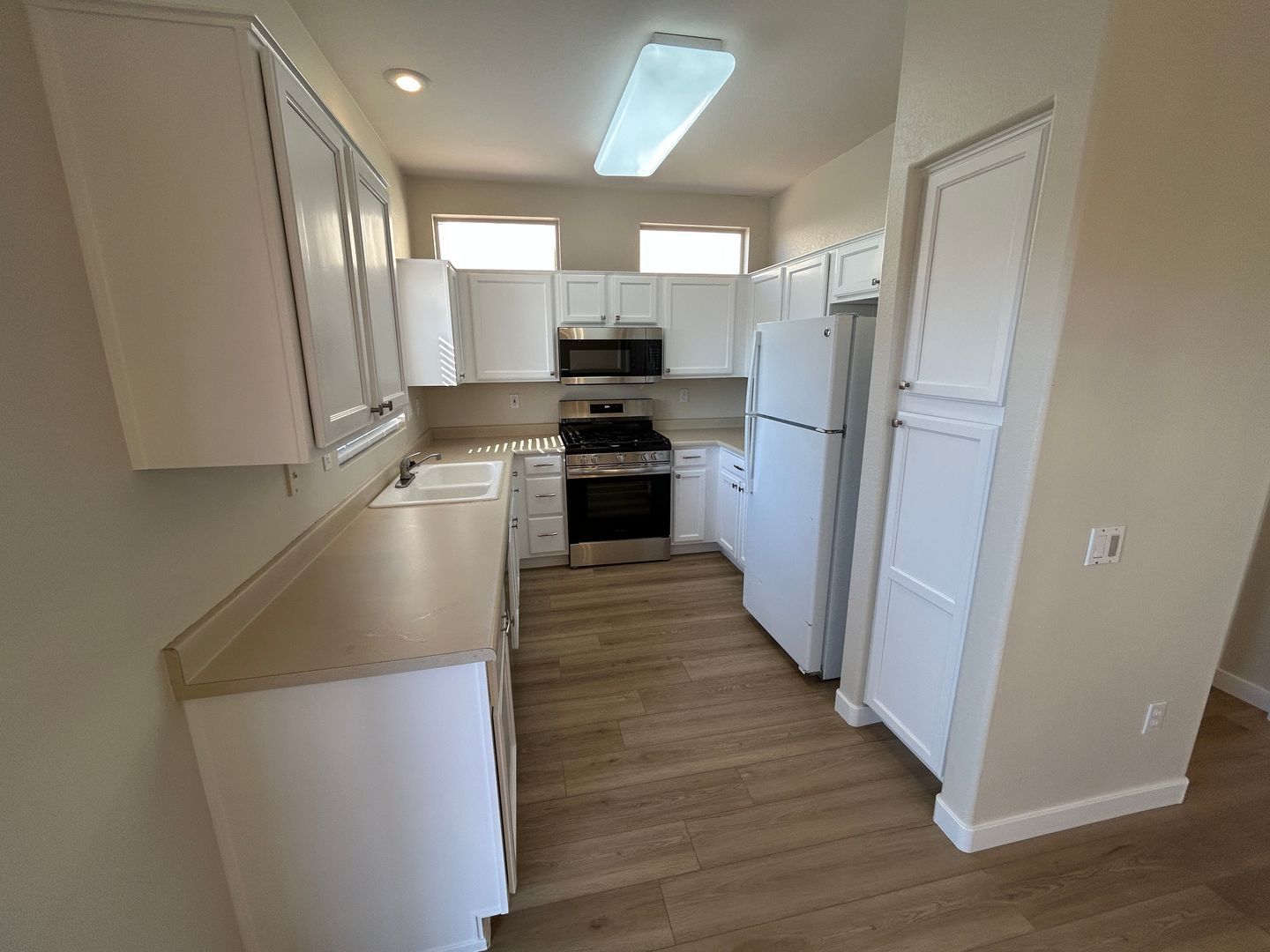 Nicely updated 2 bedroom / 2 bathroom home in Sun City West (age restricted community) ready for immediate move-in !! property image