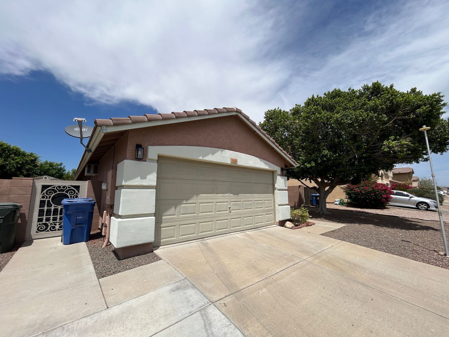 North Phoenix Home (3 bedrooms/2 bathrooms-plus den) ready for immediate move-in property image