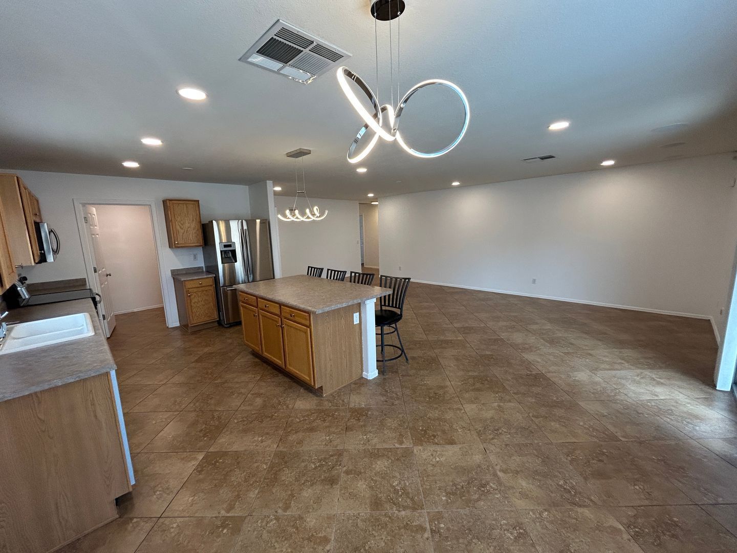 North Phoenix Home (3 bedrooms/2 bathrooms-plus den) ready for immediate move-in property image