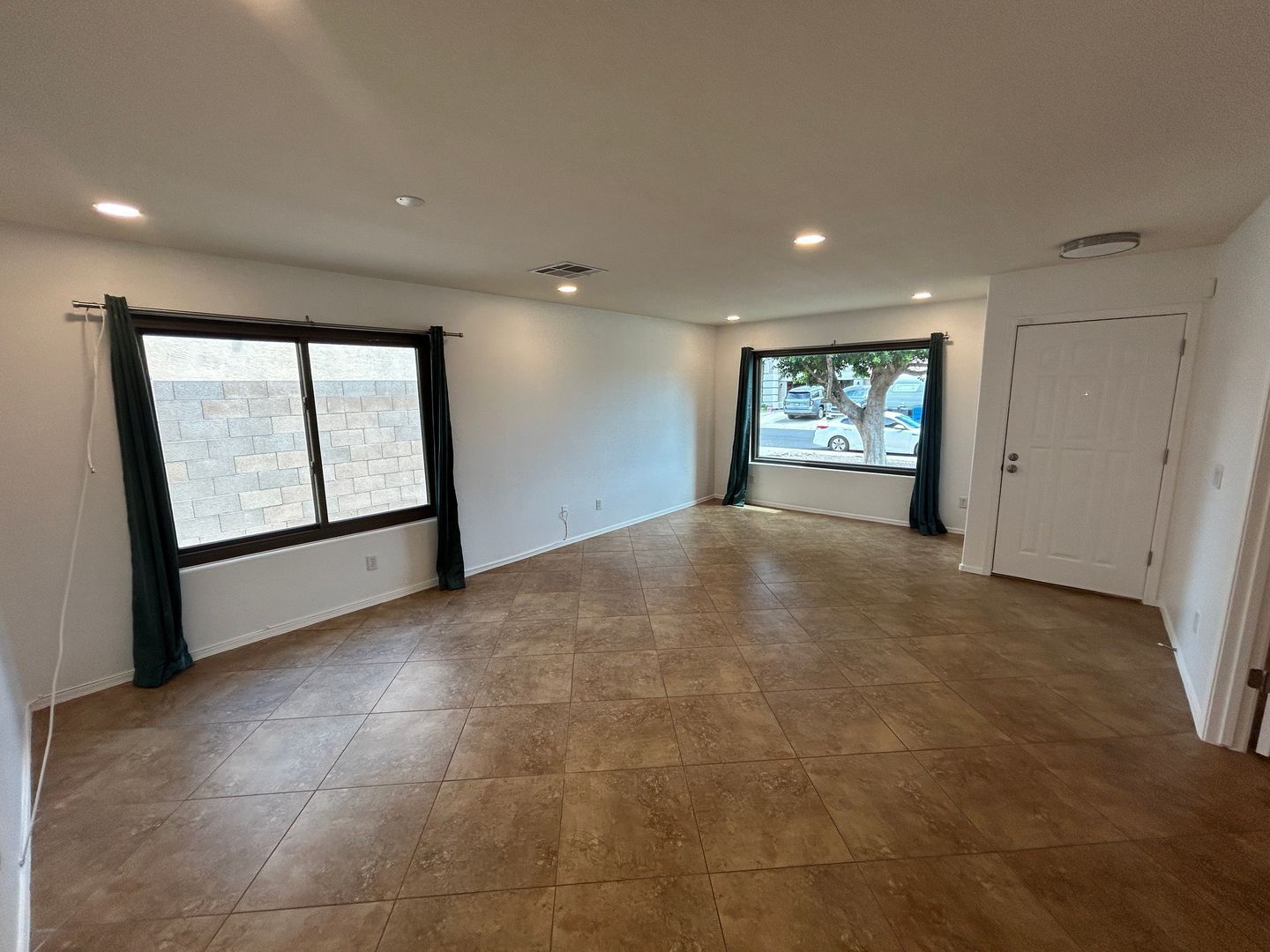 North Phoenix Home (3 bedrooms/2 bathrooms-plus den) ready for immediate move-in property image