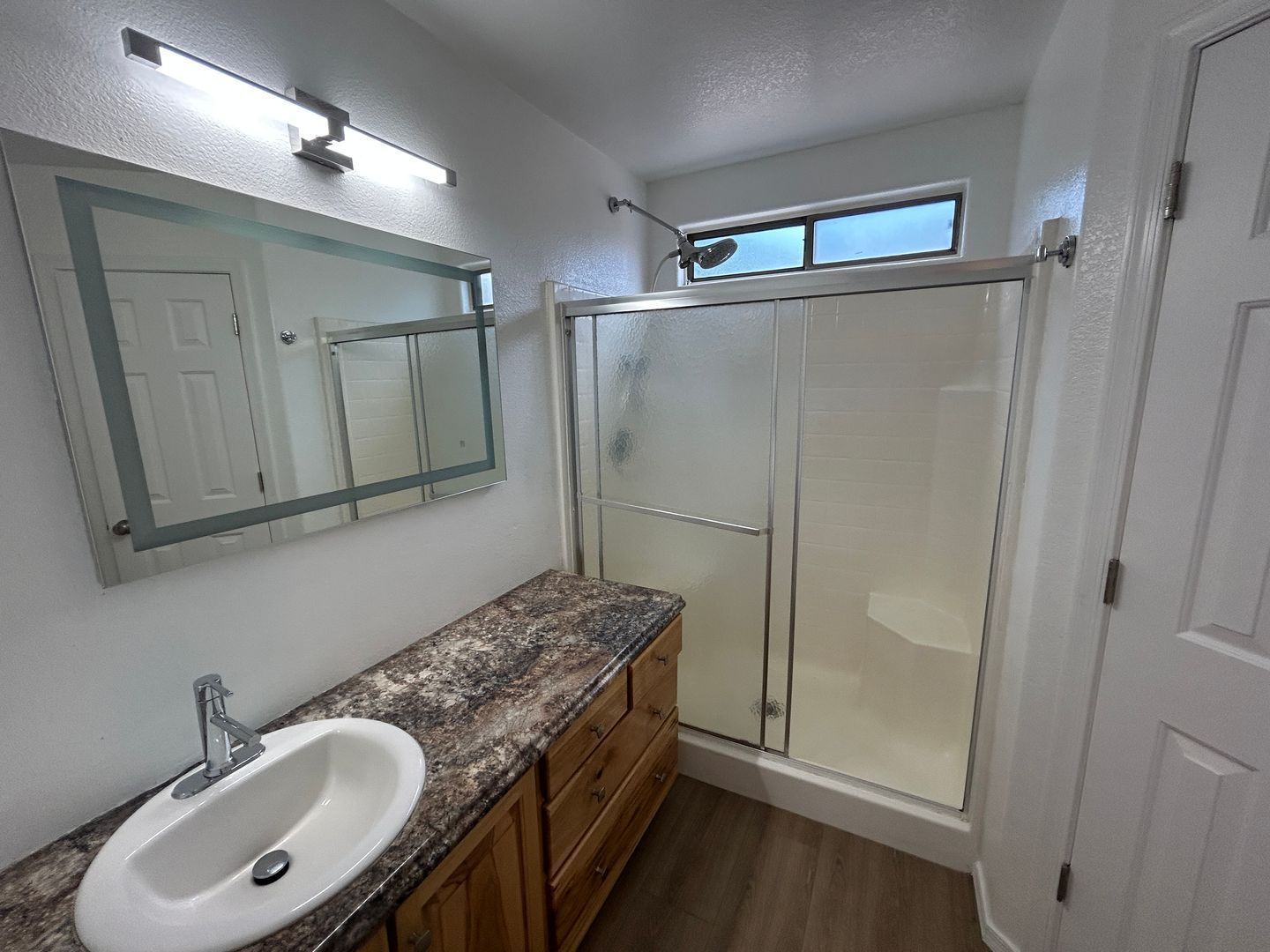North Phoenix Home (3 bedrooms/2 bathrooms-plus den) ready for immediate move-in property image