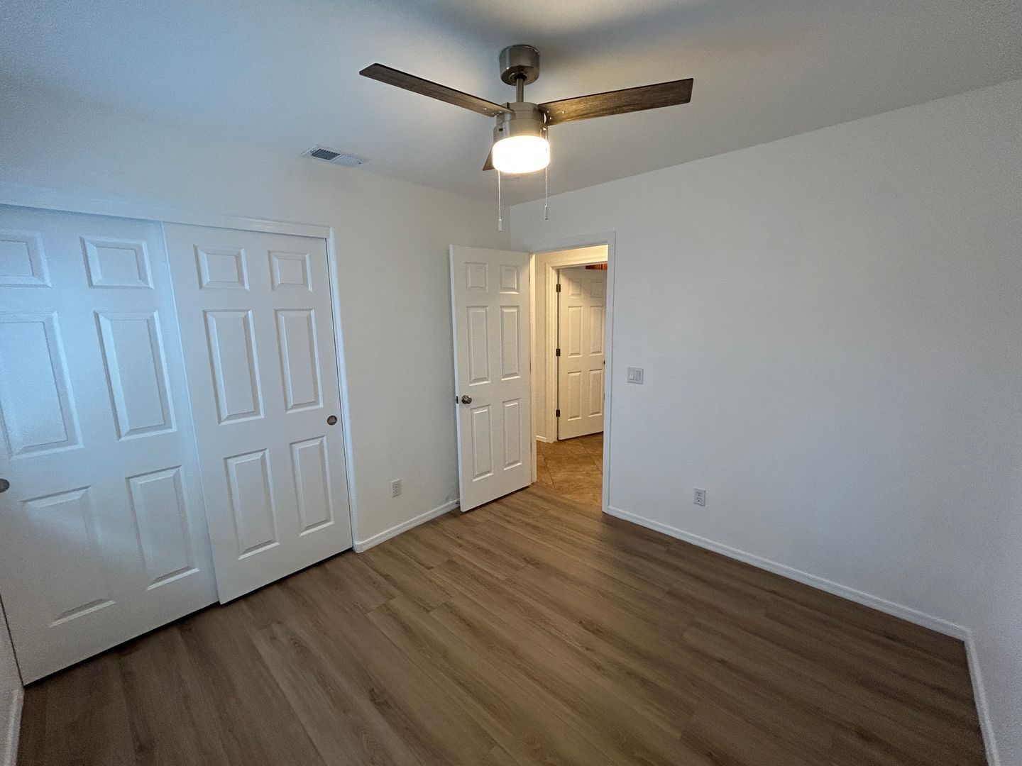 North Phoenix Home (3 bedrooms/2 bathrooms-plus den) ready for immediate move-in property image
