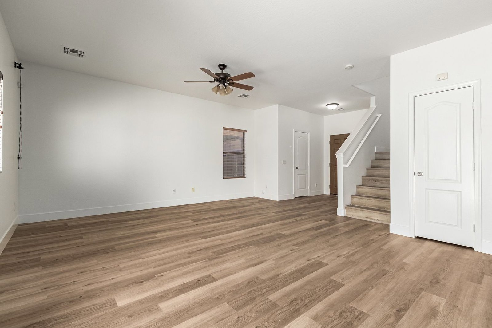 Fantastic 3 bedroom / 2.5 bathroom home in Peoria ready for an early July move-in!! property image