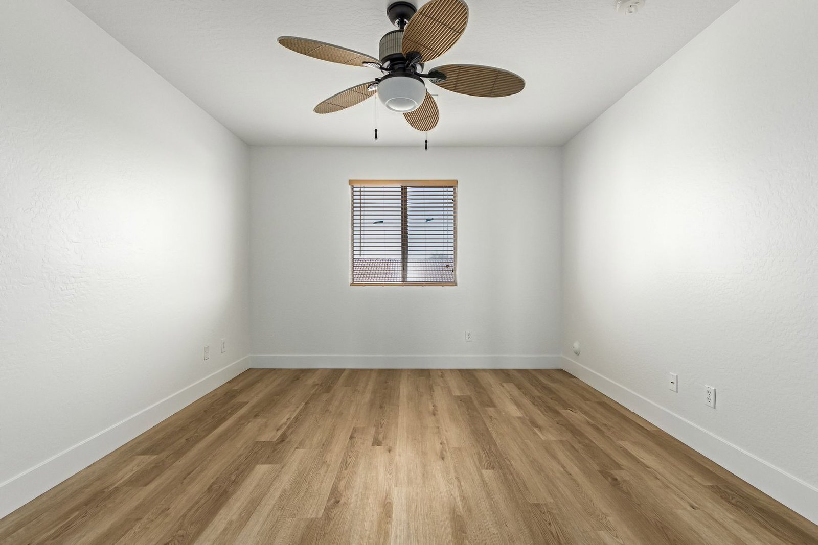 Fantastic 3 bedroom / 2.5 bathroom home in Peoria ready for an early July move-in!! property image