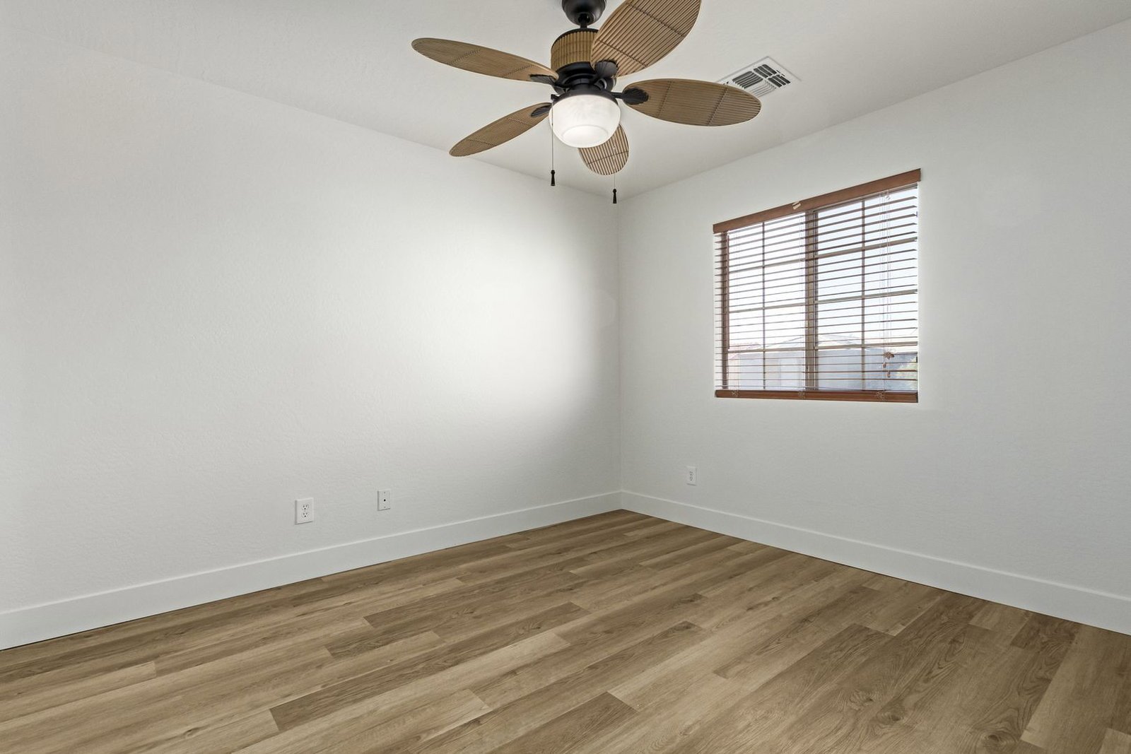 Fantastic 3 bedroom / 2.5 bathroom home in Peoria ready for an early July move-in!! property image