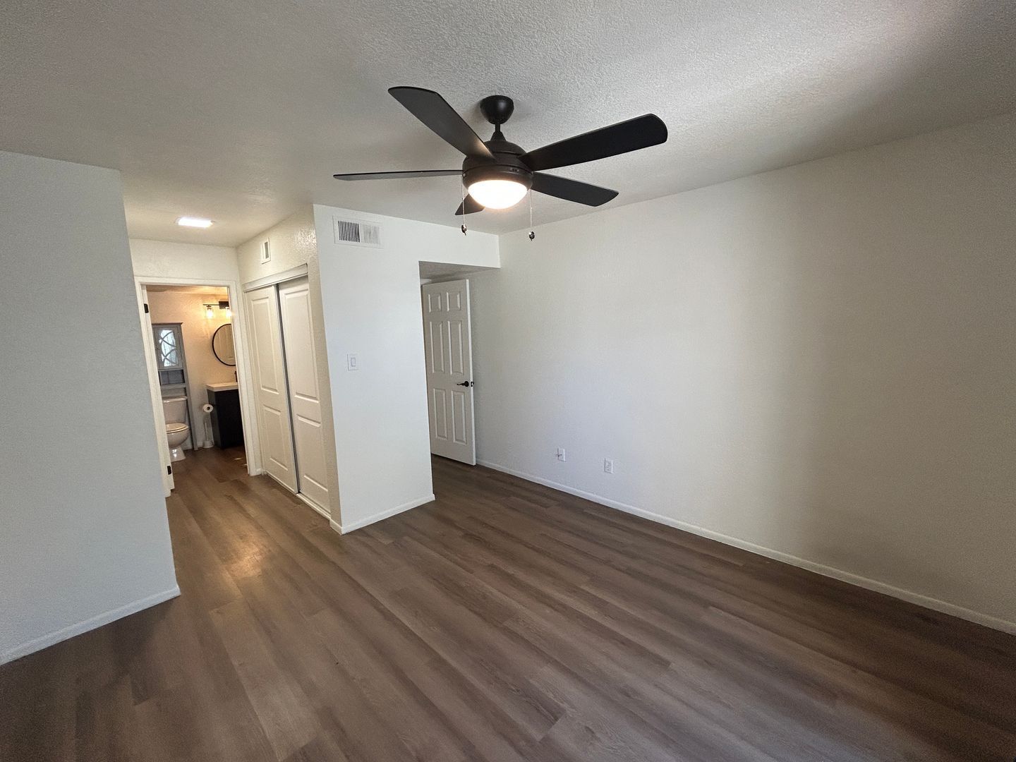 Updated 1 bedroom/1 bathroom townhome in Glendale ready for move-in property image